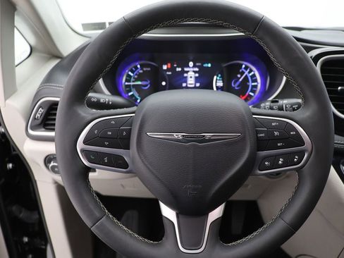 Used 2024 Chrysler Pacifica Select image 16