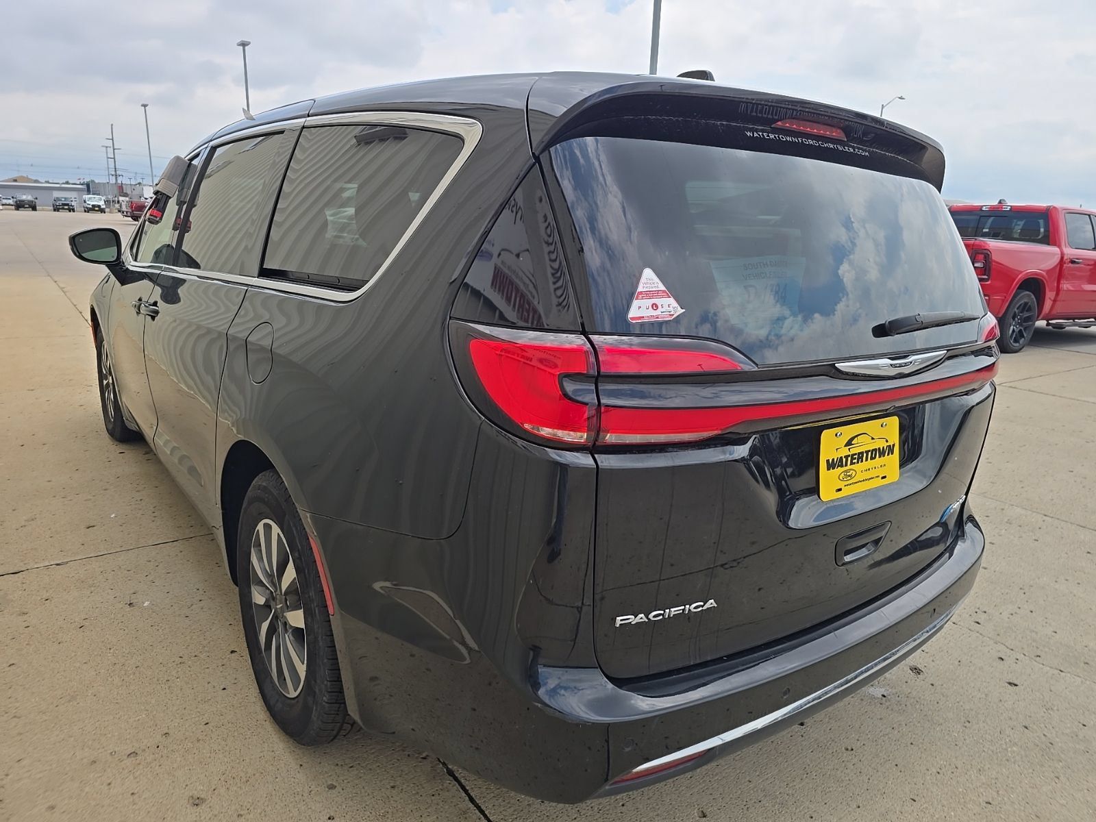 Used 2024 Chrysler Pacifica Limited FWD image 7
