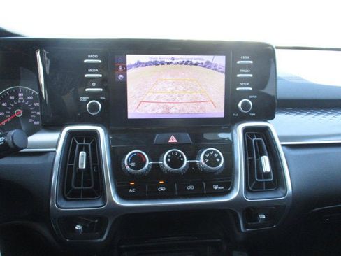 Used 2022 Kia Sorento LX image 19