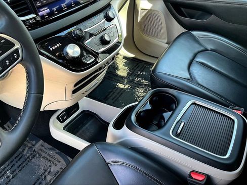 Used 2023 Chrysler Pacifica Touring-L FWD image 20