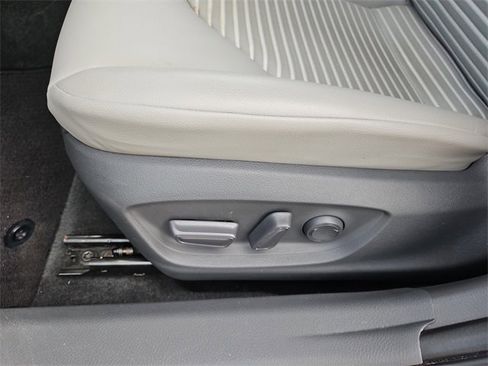 Used 2020 Toyota Camry SE image 16