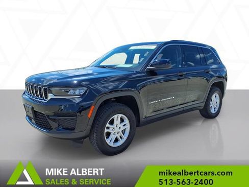 Used 2023 Jeep Grand Cherokee Laredo AWD/4WD image 3