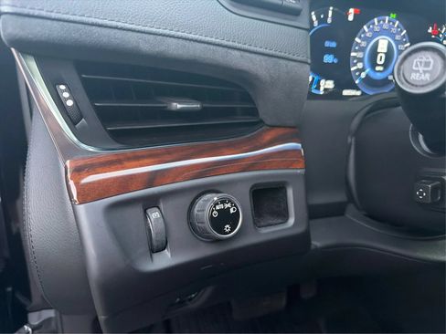 Used 2017 Cadillac Escalade Premium Luxury RWD image 18
