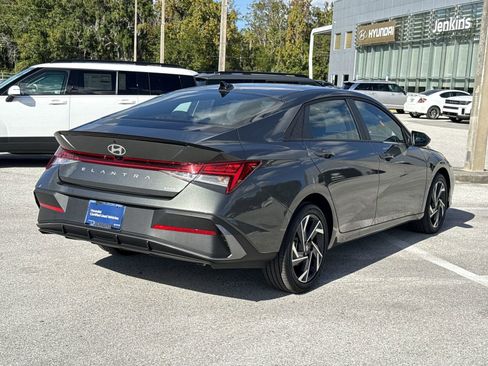 Used 2025 Hyundai Elantra SEL w/ Cargo Package image 3