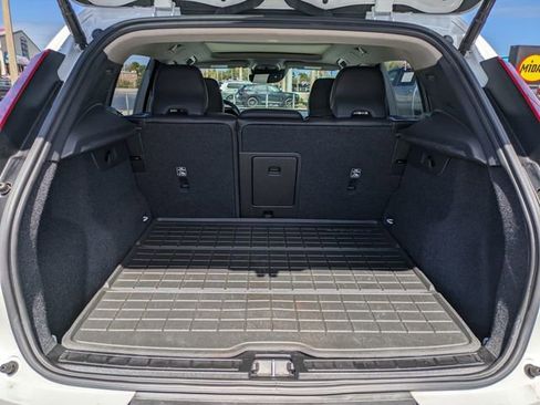 Used 2021 Volvo XC40 T5 Momentum w/ Premium Package image 13