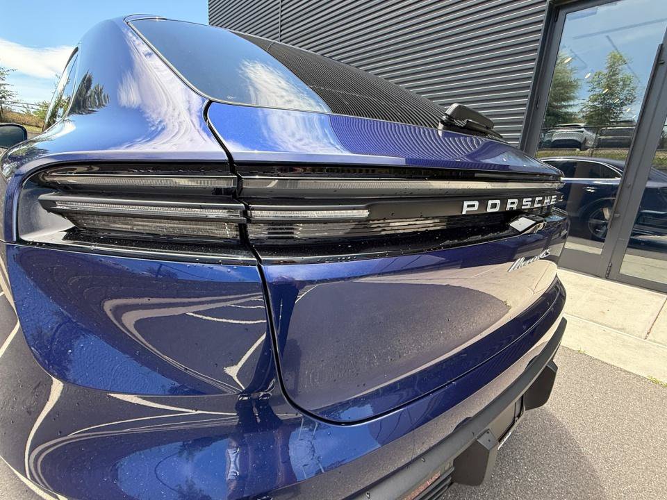Used 2025 Porsche Macan 4S Electric AWD/4WD image 14