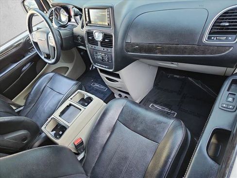 Used 2016 Chrysler Town & Country Touring-L FWD image 22