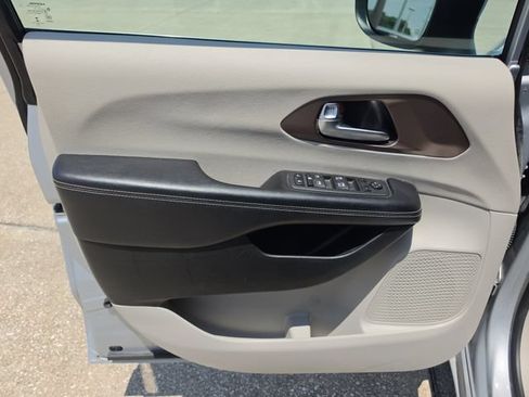 Used 2022 Chrysler Voyager LX FWD image 17