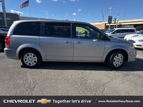 Used 2018 Dodge Grand Caravan SE w/ UConnect Hands-Free Group image 8