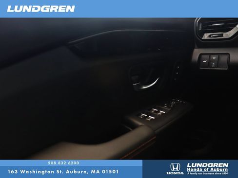 Used 2025 Honda Pilot TrailSport image 31