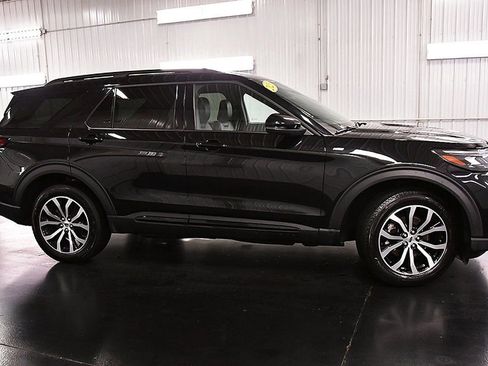 Used 2025 Ford Explorer ST-Line image 8