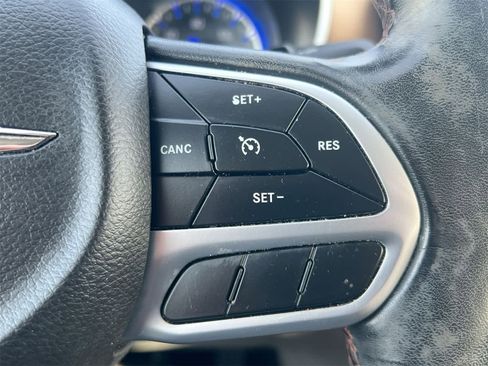 Used 2019 Chrysler Pacifica Touring-L image 25