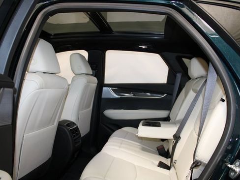 Certified 2025 Cadillac XT5 Sportv w/ Technology Package image 9