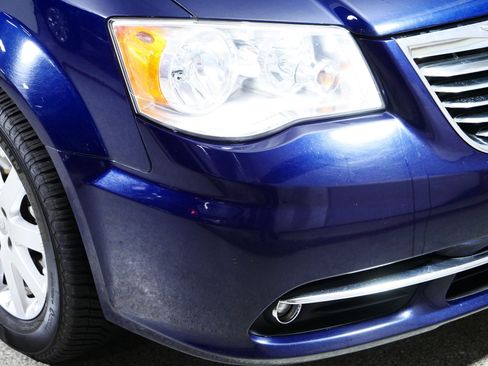 Used 2015 Chrysler Town & Country Touring w/ Driver Convenience Group FWD image 16