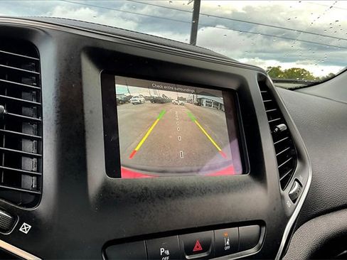 Used 2021 Jeep Cherokee Latitude Plus image 13