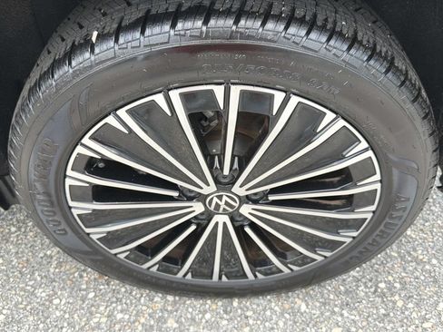 Used 2025 Volkswagen Taos SE w/ Panoramic Sunroof Package FWD image 17