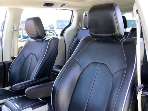 Used 2022 Chrysler Pacifica Limited w/ Uconnect Theater Family Group image 11