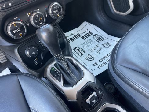 Used 2017 Jeep Renegade Limited image 16