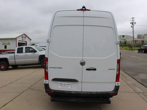 Used 2021 Freightliner Sprinter 2500 RWD image 7