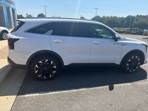 Used 2025 Kia Sorento EX w/ Panoramic Sunroof Package AWD/4WD image 5