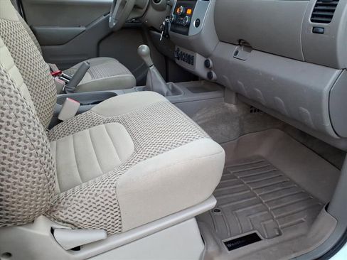 Used 2015 Nissan Frontier SV image 9