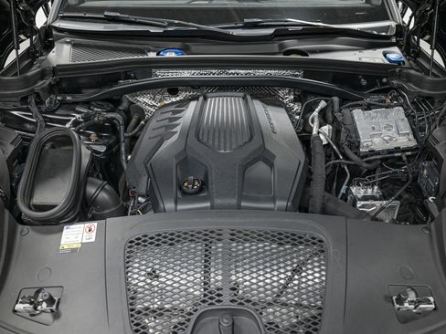 Used 2023 Porsche Macan AWD/4WD image 11