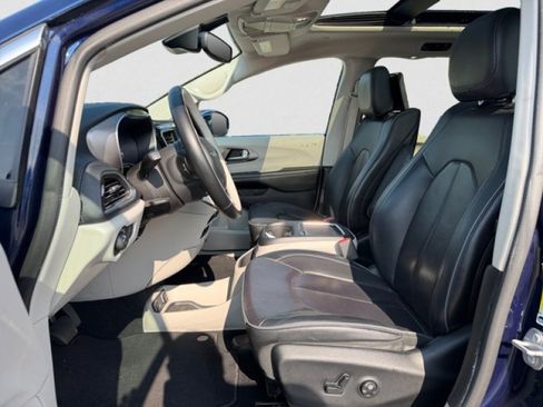 Used 2018 Chrysler Pacifica Limited w/ Tire & Wheel Group FWD image 10