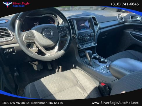 Used 2018 Jeep Grand Cherokee Laredo AWD/4WD image 6