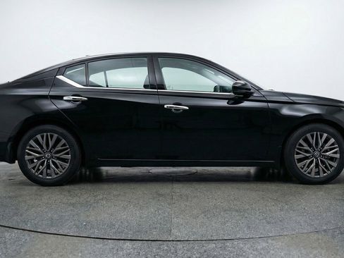 Used 2025 Nissan Altima 2.5 SV image 11