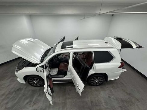 Used 2019 Lexus LX 570 4WD w/ Luxury Package image 19