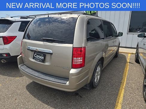 Used 2009 Chrysler Town & Country Touring FWD image 7