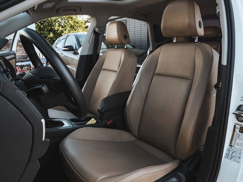 Used 2020 Volkswagen Jetta SE image 9