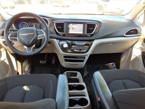 Used 2022 Chrysler Voyager LX image 18