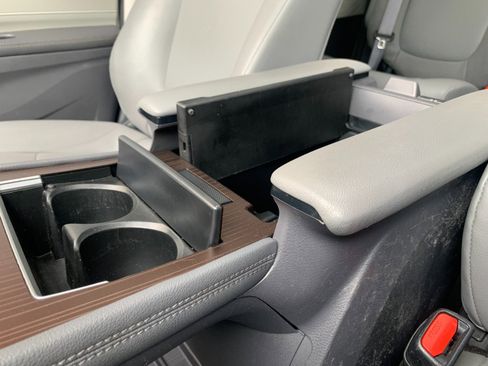 Used 2022 Toyota Sienna XLE AWD/4WD image 22