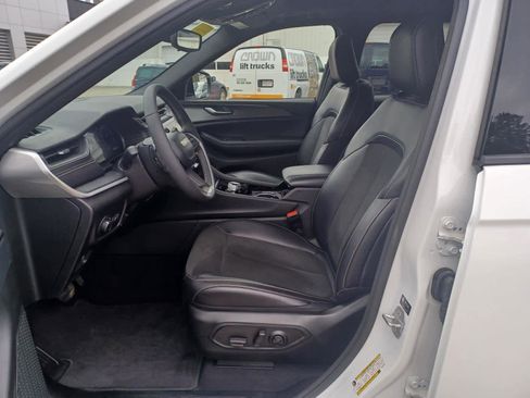 Used 2023 Jeep Grand Cherokee Altitude AWD/4WD image 7