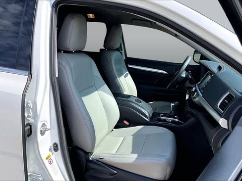 Used 2018 Toyota Highlander Plus FWD image 9
