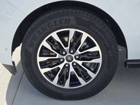 Used 2025 Ford Expedition Platinum image 12