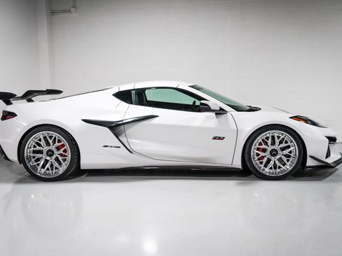 Used 2023 Chevrolet Corvette Z06 w/ Z07 Performance Package RWD image 2
