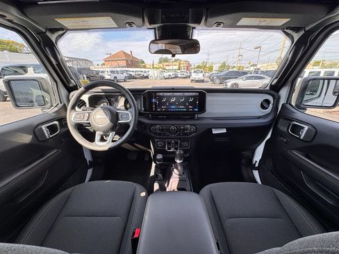 Used 2025 Jeep Wrangler Unlimited Sahara AWD/4WD image 25