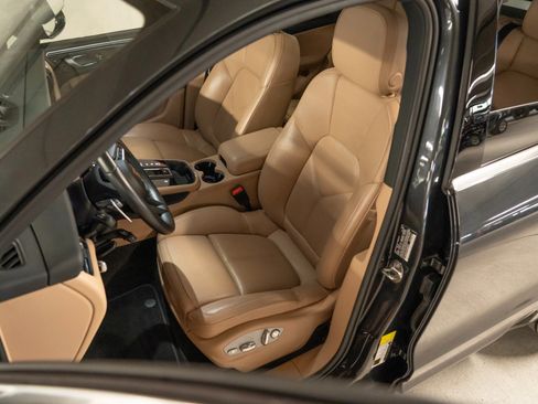 Certified 2023 Porsche Macan AWD/4WD image 5