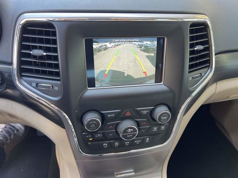 Used 2019 Jeep Grand Cherokee Laredo AWD/4WD image 15