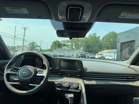Used 2021 Hyundai Elantra SE FWD image 9