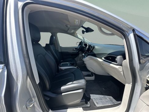 Certified 2024 Chrysler Pacifica Touring-L FWD image 35