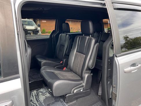 Used 2019 Dodge Grand Caravan SXT w/ Blacktop Package FWD image 22