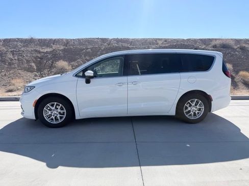Used 2023 Chrysler Pacifica Touring-L FWD image 5