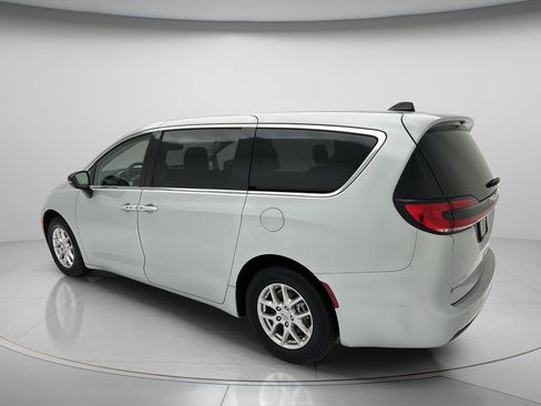 Used 2024 Chrysler Pacifica Touring-L FWD image 4