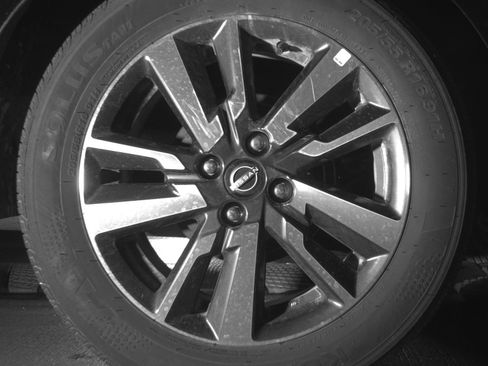 Used 2025 Nissan Versa SV FWD image 15