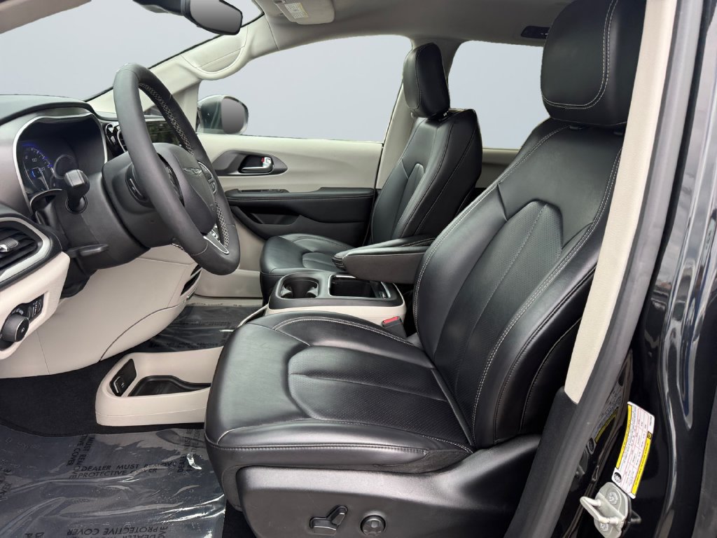 Used 2023 Chrysler Pacifica Touring-L FWD image 9