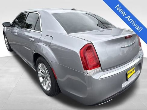 Used 2017 Chrysler 300 Touring w/ Value Package RWD image 5