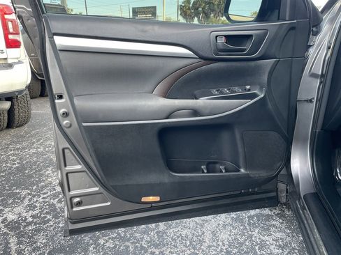 Used 2016 Toyota Highlander LE FWD image 38